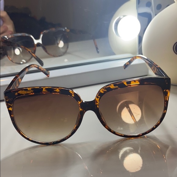 BRAND NEW VERY PRETTY TORTOISESHELL SUNGLASSES - Picture 3 of 5